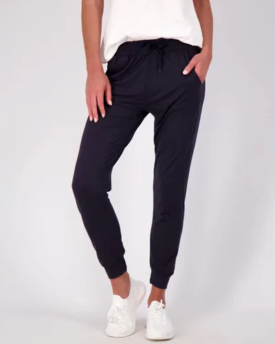 Vista 2 de Real Essentials - Pantalones, paquete de 3 unidades Real Essentials - Pantalones deportivos de yoga ultra suaves para mujer con bolsillos y cordón