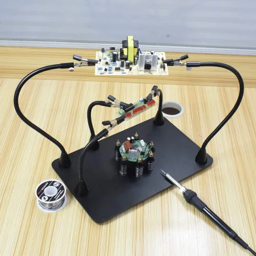 Vista 2 de Estación de soldadura con manos de ayuda magnéticas NOEVSBIG con base grande y resistente, 6 soportes para PCB, 5 brazos flexibles con clip