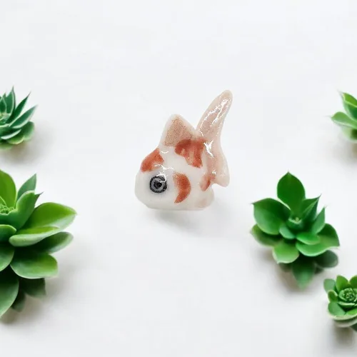 Vista 8 de WitnyStore Pequeña figura de pez oranda blanco y naranja – Miniatura hecha a mano de cerámica Ryukin Fantail dorado pez acuario animales de acuario
