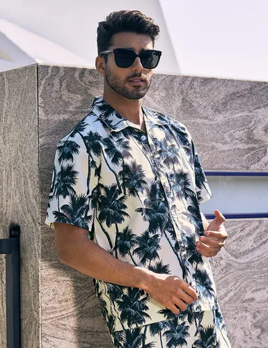 Vista 3 de Lavnis Conjunto de camisa hawaiana para hombre, camisa de manga corta con flores y pantalones cortos, trajes de 2 piezas