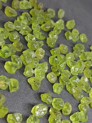 Vista 4 de Krishiv Exports - 10 piezas, peridoto natural, piedra preciosa en bruto, peridoto verde, peridoto suelto, semiprecioso crudo, joyería de peridoto