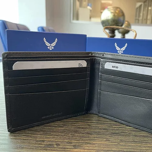 Vista 3 de Rugged Rare Billetera clásica con licencia oficial de la Fuerza Aérea de los Estados Unidos, medallón plegable de cuero auténtico, regalo