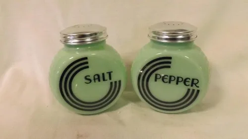 Vista 2 de Juego de salero y pimentero, en forma de neumático, jade con letras negras, importado