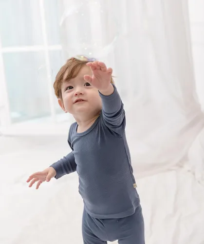 Vista 2 de AVAUMA Conjunto de pijama para bebés, niños y niñas, ajuste ceñido, con nervaduras, ropa de dormir para el estilo de vida diario Negro/Azul