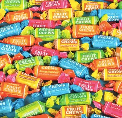 Vista 2 de Tootsie Fruit Chews - Caramelos masticables de 5 sabores envueltos individualmente a granel multicolor (2 libras)