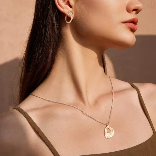 Vista 3 de Valloey Rover - Collar de plata de ley chapada en oro de 14 quilates con dije circular con pequeños puntos de circonia cúbica, regalo de joyería