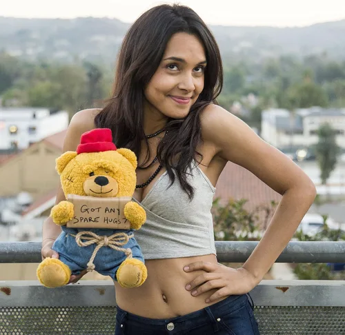 Vista 5 de Hollabears Oso de peluche para el día de San Valentín Hobo Got Any Spare Hugs de 10 pulgadas