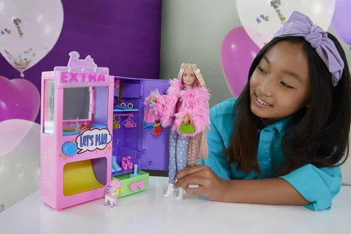 Vista 9 de Barbie Juego de moda extra sorpresa con 20 piezas, incluyendo caniche para mascotas, armario y función de botón que dispensa accesorios de moda