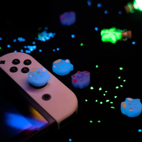 Vista 6 de GeekShare Tapas luminosas de agarre para pulgar, funda de silicona suave compatible con Nintendo SwitchOLEDSwitch Lite, 4