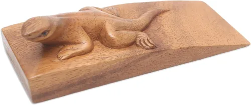 Vista 2 de NOVICA Tope de puerta de lagarto de madera de Suar tallado a mano marrón, 'Handy Gecko In Brown