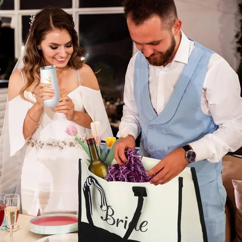 Vista 6 de Karenhi Juego de 3 piezas de regalo de novia, vaso de novia y flautas de champán, bolsa de mano para esposa y bolsa de regalo para despedida