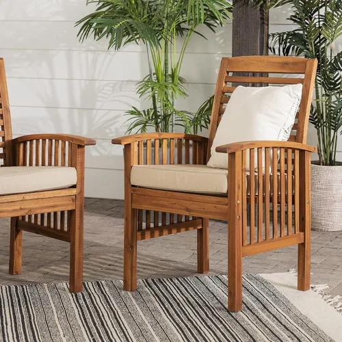 Vista 3 de Walker Edison Sillas de comedor de madera de acacia con respaldo de listones (juego de 2) y mesa auxiliar de madera Lio Oslo Patio Sense Marrón