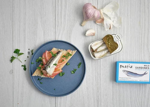 Vista 7 de Matiz Sardinas en Aceite de Oliva, Lata de 4.2 Onzas (Paquete de 5) Pescado Natural Silvestre Capturado Gourmet Español para Tapas, Aperitivos