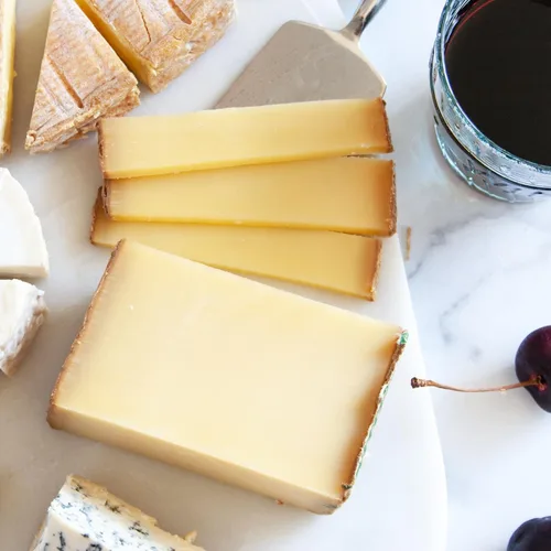 Vista 4 de igourmet Surtido de quesos franceses para conocedores, incluye queso francés Tomme de Savoie, Nutty Comte, Camembert francés y Fourme d'Ambert
