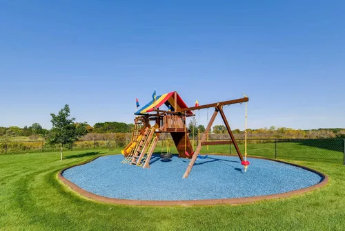 Vista 2 de Playsafer Mantillo de goma azul de 77 pies cúbicos - 2000 libras Palet - 50 bolsas