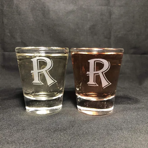 Vista 17 de Juego de 2 vasos de chupito con letras de monograma de 1.5 oz (B)