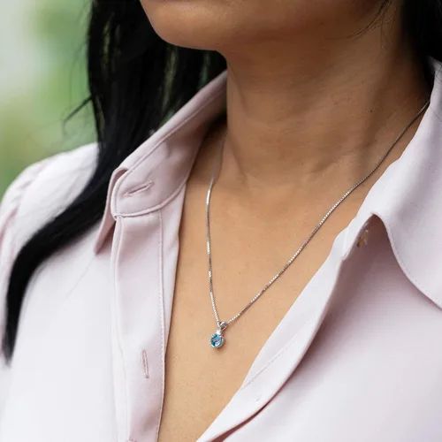 Vista 5 de Peora Topacio azul suizo con colgante de diamante para mujer, oro blanco de 14 quilates, piedra natal de piedras preciosas auténticas, solitario