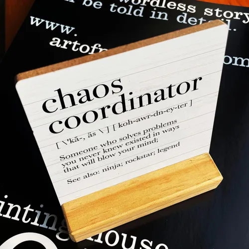 Vista 4 de Letrero de madera con texto en inglés "Country Chaos Coordinator Definition", decoración rústica de escritorio con texto en inglés «Someone Who