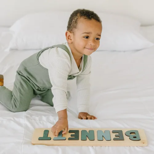Vista 3 de Rompecabezas de madera personalizado con nombre para niños, hecho a mano en EE. UU. por Bloom Owl, regalos personalizados para bebés niños y niñas