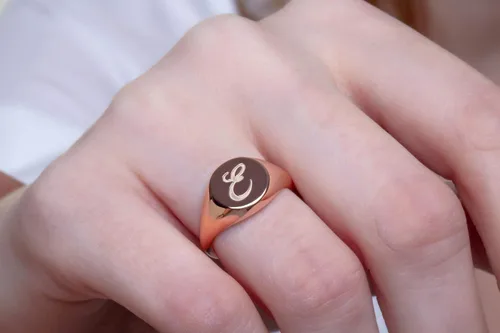 Vista 4 de Anillo de sello de forma redonda para mujer en oro macizo de 9K, 14K y 18K, Chevalier de oro personalizado, inicial grabada, regalo, RN320