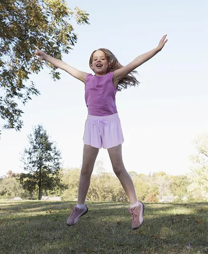 Vista 4 de Pantalones cortos fluidos de mariposa para niños con bolsillo 2 en 1, pantalones cortos deportivos para correr, entrenamiento activo