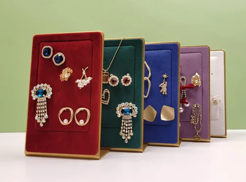 Vista 6 de GemeShou Exhibición de pendientes de terciopelo rojo para la venta, soporte de soporte de aretes lindo para espectáculo, pendiente de metal y collar