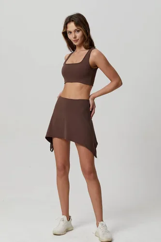 Vista 2 de QINSEN Vestido deportivo de dos piezas para mujer, brasier deportivo, camiseta sin mangas, pantalones cortos integrados, minifalda, vestidos activos