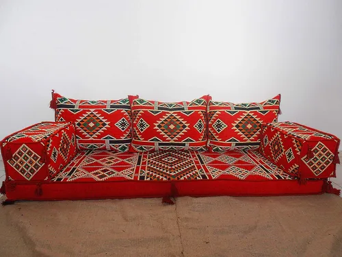 Vista 2 de Arabic Mattress, Oriental Floor Seating, Moroccan Couches, Futon Furniture, Arabian Sitting, Pallet Cushions, Jalsa, Living Room Decor, Loveseat