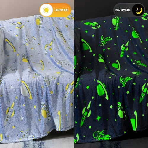 Vista 2 de Manta que brilla en la oscuridad con diseño espacial, regalos para niños - Manta de felpa suave con diseño de astronauta, cohete, planeta y estrella