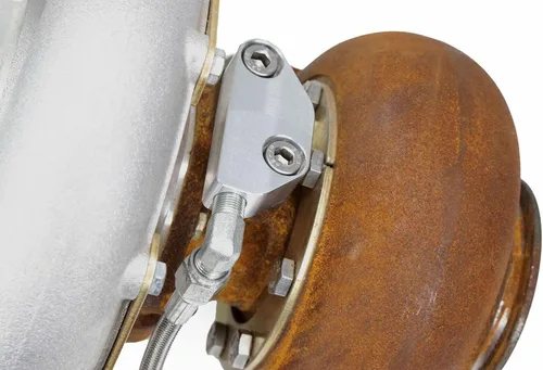 Vista 2 de Motion Raceworks T4 / S400 / GT55 Turbo Low-Pro Brida de alimentación de aceite 21-10010
