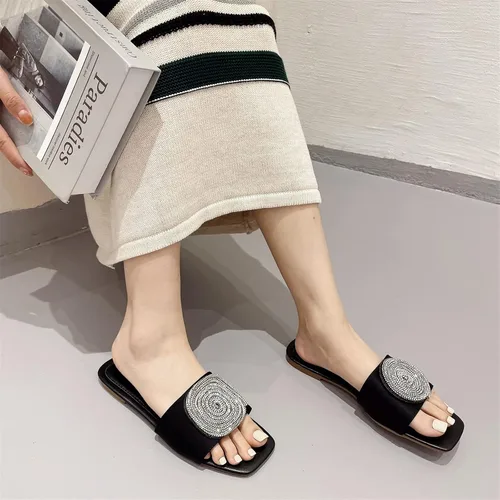 Vista 6 de ORNVEION Sandalias planas cuadradas con diamantes de imitación para mujer, sandalias de playa con purpurina de satén de cristal, sandalias de playa