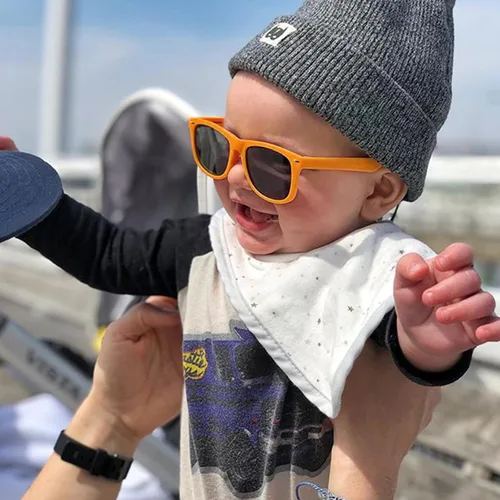 Vista 3 de SUNOVELTIES Paquete de 12 lentes de sol retro neón para niños pequeños, diseño de corazón clásico, a granel, regalos de fiesta para niños y niñas