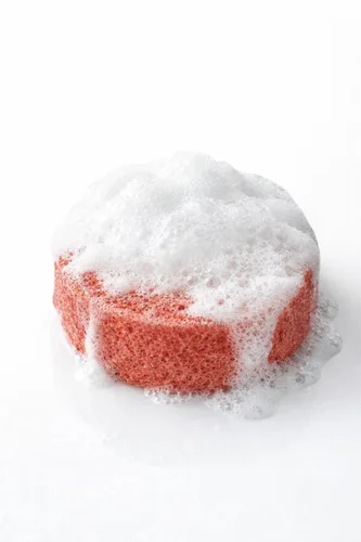 Vista 2 de Jabón de esponja natural de granada – 4.23 oz (120 g), barra de baño exfoliante y nutritiva 2 en 1 con esponja natural integrada