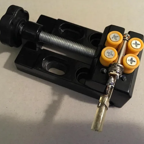 Vista 6 de KEILEOHO 4 piezas de mini abrazadera de banco de banco, tornillo de mesa ajustable universal para prensa de taladro, fabricación de joyas
