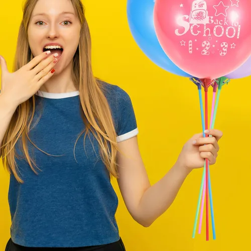 Vista 3 de PRETYZOOM 100 palos y copas para globos, coloridos soportes de globos de plástico para cumpleaños, bodas, vacaciones, celebraciones, eventos