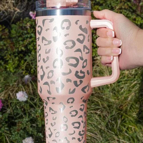 Vista 6 de Lashicorn Vaso de 40 onzas con asa y pajita, color rosa, nude, leopardo, plata, tapa de taza de 10 pulgadas de alto, incluida taza de viaje aislada