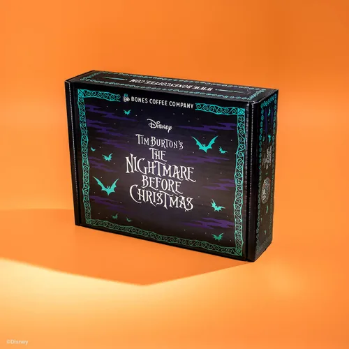 Vista 4 de Bones Coffee Company The Nightmare Before Christmas Caja de Coleccionista 5 Cafés de Sabores Granos de Arábica Bajo en Ácido Tostado Medio Café