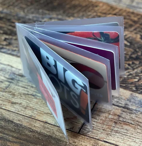 Vista 5 de Juego de 2 portatarjetas de tarjetas de crédito de vinilo resistente para tarjetas de crédito, insertos fabricados en Estados Unidos, Gris