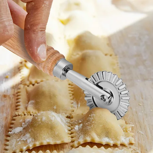 Vista 4 de SHANGSKY Rueda cortadora de repostería, rueda de corte de ravioles con mango largo de madera, cortador de pasta, bola de masa para hacer encaje
