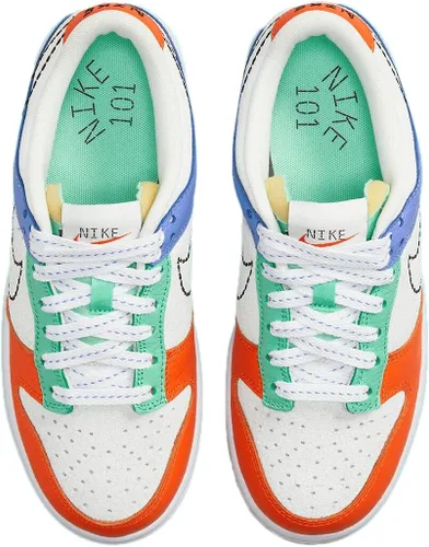 Vista 112 de Nike Kid's Dunk Low Sneaker