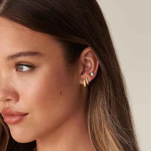 Vista 2 de PAVOI Aretes chapados en oro de 14 quilates y 18 quilates Aretes de oro para mujer Aretes delicados y aros pequeños de circonita cúbica Vermeil