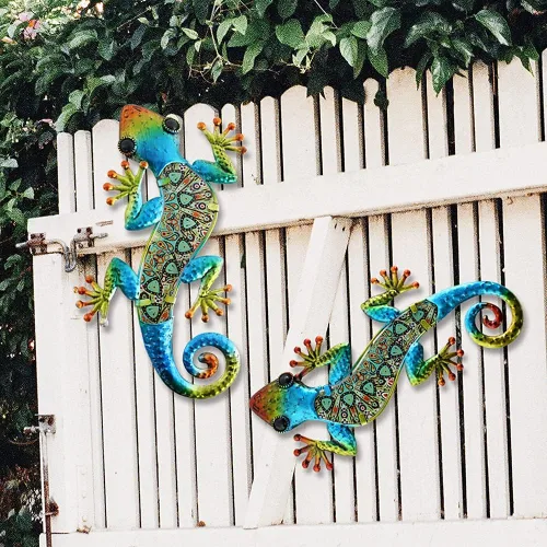Vista 3 de HONGLAND 2 piezas de metal Gecko decoración de pared lagarto jardín arte escultura de vidrio colgante para valla de patio interior y exterior