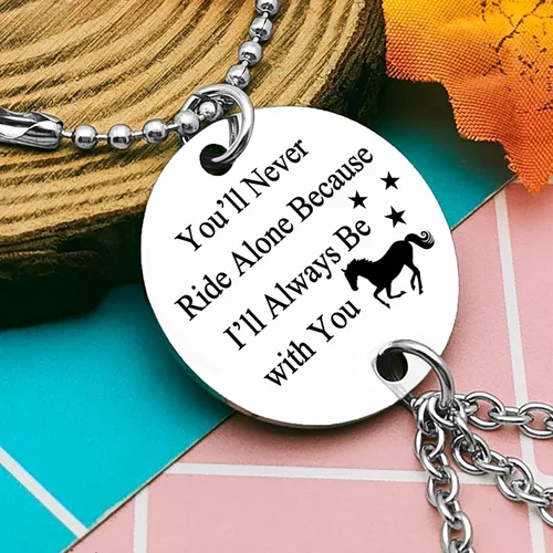 Vista 2 de Regalo conmemorativo para los amantes de los caballos, colgante de espejo retrovisor del coche, colgante de espejo retrovisor para colgar decoración