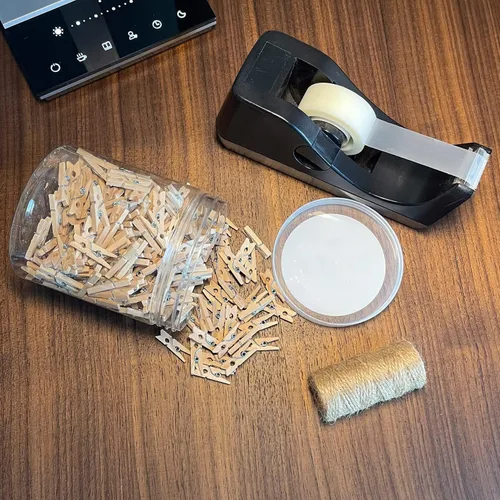 Vista 6 de Mini pinzas de madera con cordel de yute, 250 piezas, pinzas de papel fotográfico de 1 pulgada con cordel natural de 66 pies para álbumes