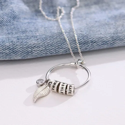 Vista 2 de MYKA - Collar circular personalizado con cuentas grabadas y piedra de diamante - Colgante redondo con dijes colgantes - Regalo de joyería