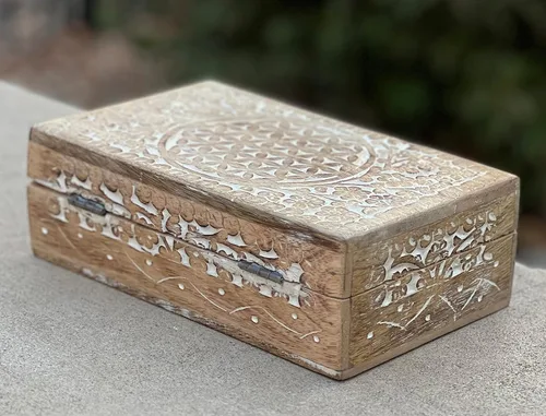Vista 3 de DharmaObjects Caja grande de madera tallada a mano con flores de la vida, para almacenamiento de tarjetas de tarot, multiutilidad