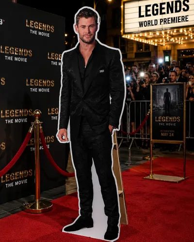 Vista 3 de SC2147 Chris Hemsworth - Soporte de pie con corte de cartón