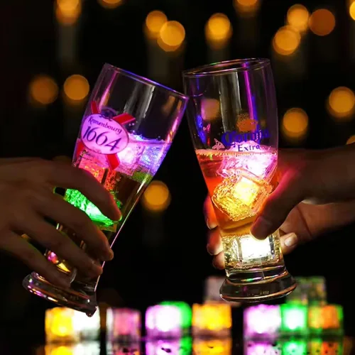 Vista 3 de ENUOLI Cubos de hielo iluminados para bebidas, 12 PCS Cubos de hielo de acrílico LED impermeables intermitentes multicolor brillantes reutilizables