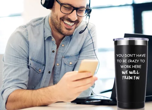 Vista 5 de momocici Vaso de 20 onzas con texto en inglés «You Dont Have To Be Crazy To Work Here». Divertidos regalos de oficina para empleados, jefes