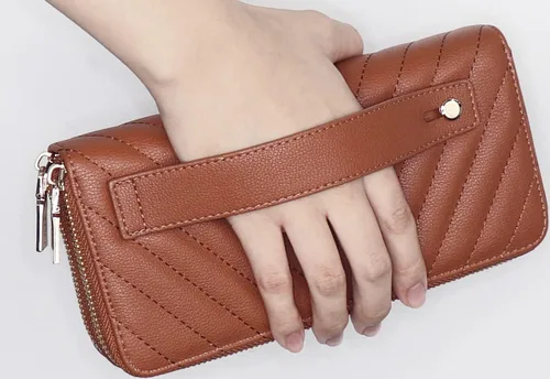 Vista 6 de Cartera de piel vegana con doble cremallera y correa de sujeción de mano, Chevron Bordado Marrón